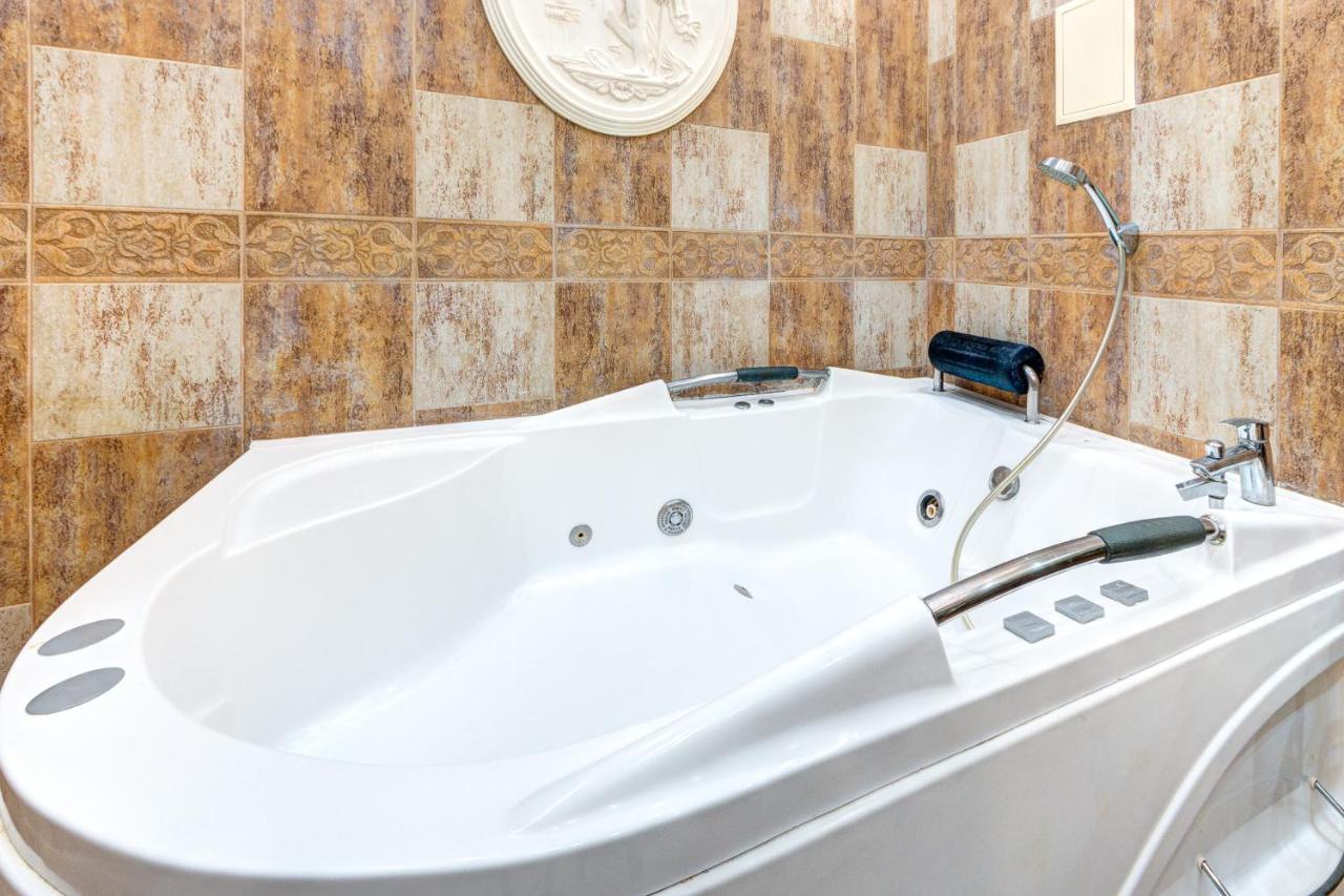Світло! Vip Apartment In The Druzhby Narodiv Metro Station Kijów Zewnętrze zdjęcie